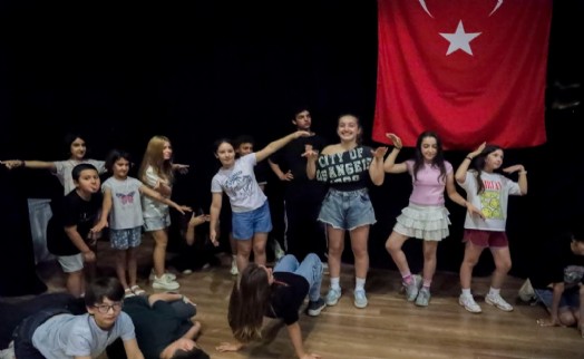 Tiyatronun yeni yetenekleri Karşıyaka’da yetişiyor