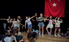 Tiyatronun yeni yetenekleri Karşıyaka’da yetişiyor