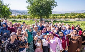 Toprakla buluşan kadınlar, hasat sevincini Başkan Tugay’la yaşadı