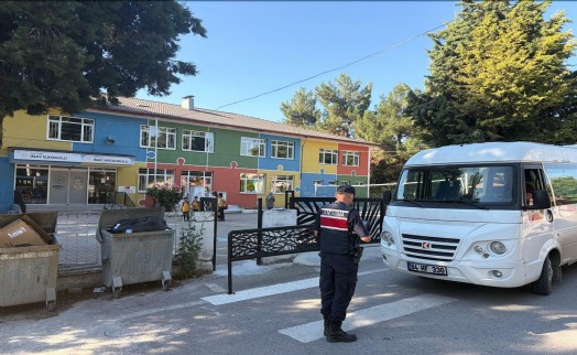 Uşak'ta jandarmadan okul önlerinde 19 bin 87 kişiye kimlik sorgulaması
