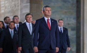 YENİ Parti'nin ilk ziyareti Anıtkabir'e... Özgür Özel: Kuşatılan mirasınızı koruma görevi bize emanettir
