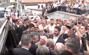 YENİ Parti'nin kurulmasının ardından Özgür Özel'e Hacı Bayram-ı Veli Camisi'nde yoğun ilgi