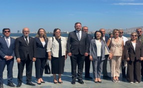 Yeni CHP İzmir İl Yönetimi Atatürk Anıtı'na çelenk sundu!