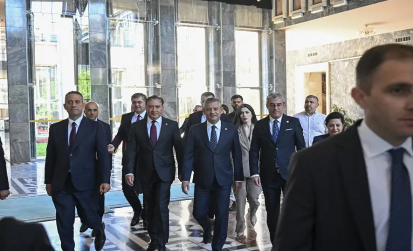 Kuruluş dilekçesi bakanlığa götürüldü: İsmi YENİ Parti oldu