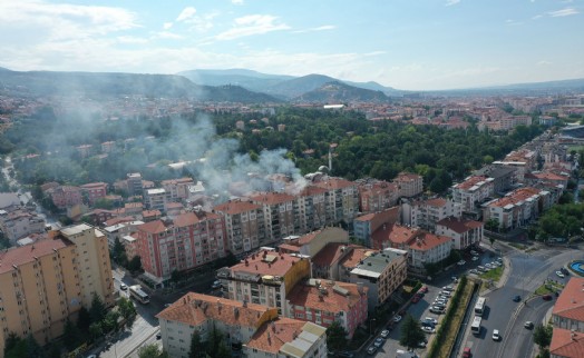 Yıldırım düşen apartmanın çatısında yangın çıktı
