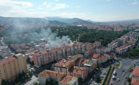 Yıldırım düşen apartmanın çatısında yangın çıktı