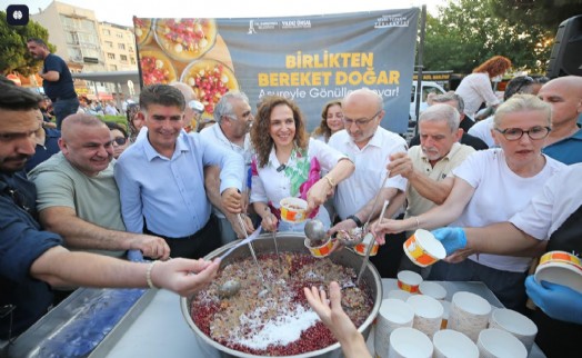 Yüzlerce Karşıyakalı aşurenin bereketini paylaştı