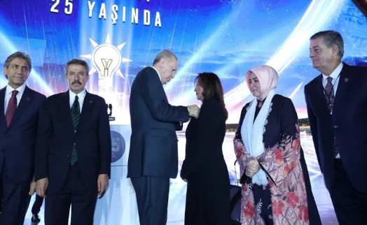 AK Parti'de bir ilk! Rozetini Erdoğan taktı, tarihe geçti