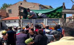 Afyon'da bir hayırsever 35 ton karpuz dağıttı
