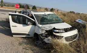 Afyon'daki kazada otomobil şarampole uçtu: 1 ölü, 2 yaralı