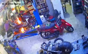 Alev alan motosikletteki yangını üfleyerek söndürdü! O anlar kamerada
