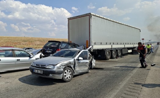 Anız yangını nedeniyle görüş mesafesi düştü; 13 araç birbirine girdi