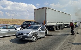 Anız yangını nedeniyle görüş mesafesi düştü; 13 araç birbirine girdi