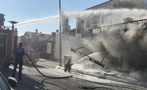 Ayakkabı mağazası alevlere teslim oldu