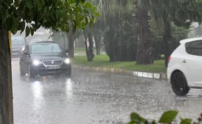 Aydın’da sağanak yolları göle çevirdi