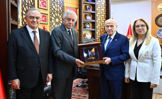 Bahçeli'ye 'Lider Ülke Türkiye' temalı hediye