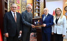 Bahçeli'ye 'Lider Ülke Türkiye' temalı hediye