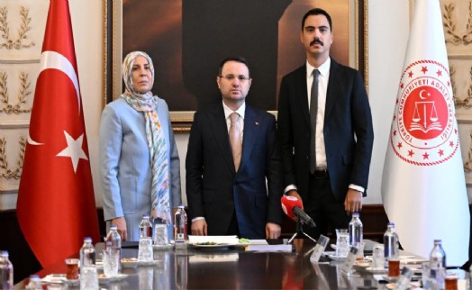 Bakan Gürlek, merhum Muhsin Yazıcıoğlu'nun eşi ve oğlu ile bir araya geldi