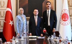 Bakan Gürlek, merhum Muhsin Yazıcıoğlu'nun eşi ve oğlu ile bir araya geldi