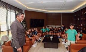Başkan Serkan Acar, başarılı yüzücüleri makamında ağırladı