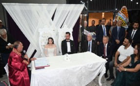 Başkan oğlunun nikahını kıydı, Dervişoğlu şahit oldu