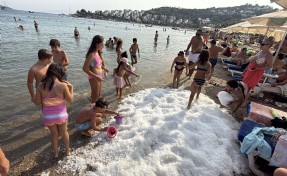 Bodrum’da sahile dökülen 2 ton buzla serinlediler
