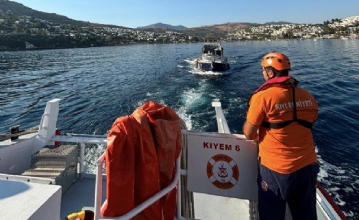 Bodrum’da su alan ve içerisinde 4 kişinin bulunduğu tekne kurtarıldı