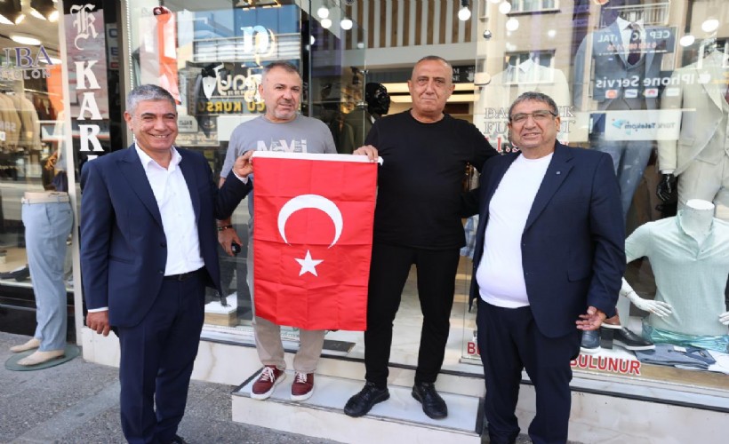 Buca’da 30 Ağustos coşkusu büyüyor: Esnafa bayrak dağıtıldı