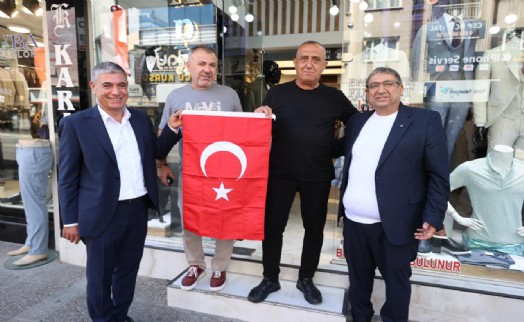 Buca’da 30 Ağustos coşkusu büyüyor: Esnafa bayrak dağıtıldı