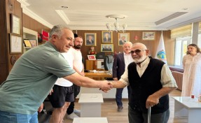 Bulduğu para dolu çantayı teslim etti