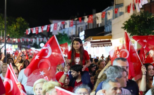 Çeşme’de fener alayıyla 30 Ağustos coşkusu