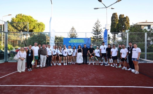 Çeşme’de spora yeni yatırım: 16 Eylül Kurtuluş Parkı’na padel kortu kazandırıldı