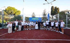 Çeşme’de spora yeni yatırım: 16 Eylül Kurtuluş Parkı’na padel kortu kazandırıldı