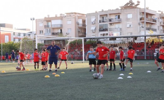Çiğli’de yaz sporla dolu geçti: 1.747 kişi yaz okullarından faydalandı