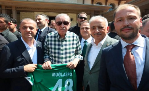 Cumhurbaşkanı Erdoğan’a 48 numaralı Muğlaspor forması takdim edildi