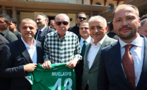 Cumhurbaşkanı Erdoğan’a 48 numaralı Muğlaspor forması takdim edildi