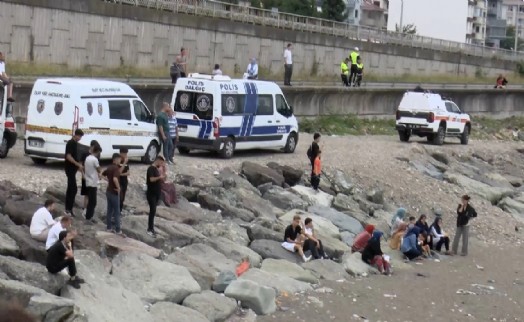 Dalgalara kapılan kardeşlerden biri öldü, diğeri aranıyor!