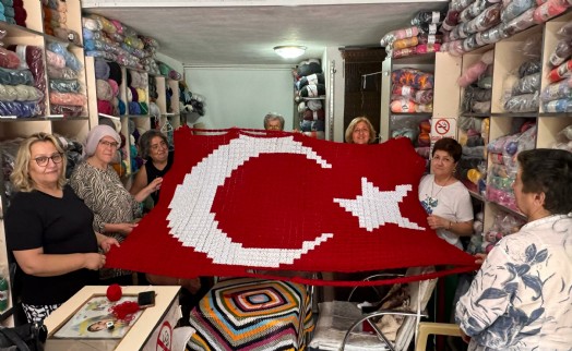 Egeli kadınlardan 30 Ağustos’a özel Türk bayrağı: 1813 motif ilmek ilmek örüldü