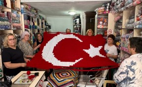 Egeli kadınlardan 30 Ağustos’a özel Türk bayrağı: 1813 motif ilmek ilmek örüldü