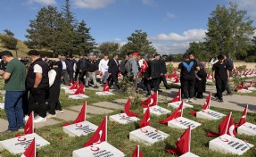 Dumlupınar Şehitliği'ne ziyaretçi akını