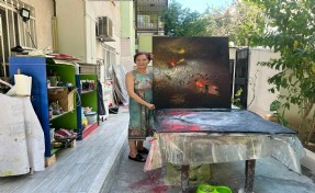 Emekli öğretmen, evinin bahçesini sanat atölyesine çevirdi