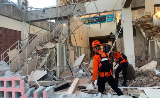 Endonezya’da 7,7 büyüklüğünde deprem