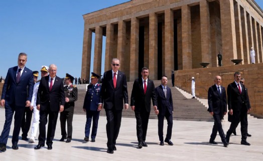 Erdoğan ve YAŞ üyeleri, Anıtkabir'i ziyaret etti