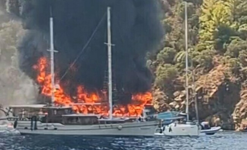Fethiye’de yangın dehşeti! Koydaki tekne alev alev yandı, 115 yolcu suya atladı