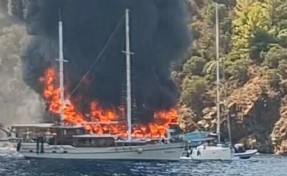 Fethiye’de yangın dehşeti! Koydaki tekne alev alev yandı, 115 yolcu suya atladı