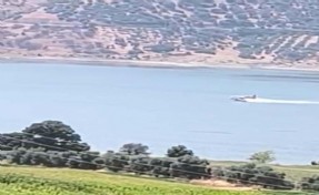 Göletten su alıp kalkamayan yangın söndürme uçağı kamerada!