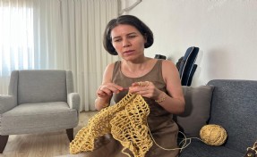 Görme engeline rağmen rengarenk çantalar örüyor
