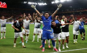 İrfan Can Göztepe taraftarına geceyi zehir etti!