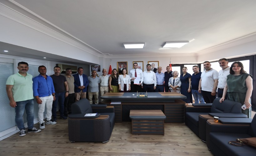 Helil Kınay ve meclis üyeleri rozeti taktı: Karabağlar'da meclis çoğunluğu artık YENİ Parti'nin!
