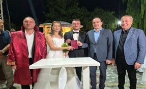 İYİ Parti İlçe Başkanı’nın düğününde partililer bir araya geldi